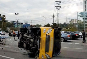 25일 오전 7시 26분께 서울 송파구 방이동에서 고등학교 통학버스가 쏘렌토 차량과 충돌해 차량이 전복되어 있다