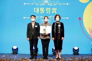 김용래 특허청장(왼쪽 1번째), 이인실 한국여성발명진흥회장(왼쪽 3번째)이 대통령상 수상자(어린이집 근무 경험에서 나온 ‘어린이 전용 약봉투’를 발명한 어린이집 교사 조미숙씨)와 기념 촬영을 하고 있다