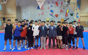 김성조 사장(가운데 정장 왼쪽)이 한체대 복싱선수단들의 훈련을 응원하고 있다