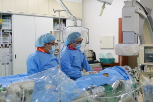 영남대병원에서 경피적 대동맥판막 삽입술(TAVI)을 시술하고 있는 모습