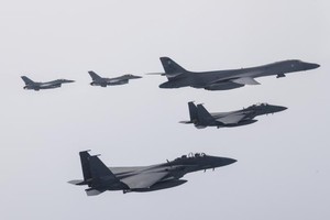 우리 공군 F-15K· KF-16 전투기와 미 공군 B-1B 전략폭격기가 지난 3일 서해·중부내륙 상공에서 연합공중훈련을 하고 있다.&nbsp; &nbsp;&lt;사진:국방부 제공&gt;