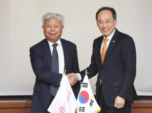 추경호 부총리 겸 기획재정부 장관(오른쪽)이 서울 영등포구 한국수출입은행에서 진리췬 아시아인프라투자은행(AIIB) 총재와 면담에 앞서 악수하며 기념사진을 찍고 있다