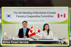 개회사 중인 한국측 수석대표 박은식 국제산림협력관(왼쪽)