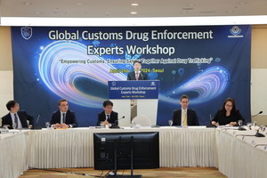 4월 2일(화) 서울 프레지던트호텔에서 국제마약단속 전문가 워크숍을 진행중인 이명구 관세청 차장(가운데 상단)