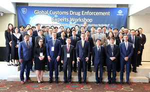 2일(화) 서울 프레지던트호텔에서 국제 마약단속 전문가 워크숍에 참가한 국내외 참석자들과 단체사진을 찍는 이명구 관세청 차장(제일 아랫줄 왼쪽에서 4번째)