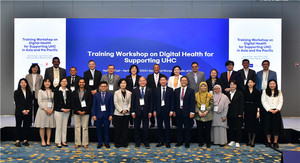 현재룡 국민건강보험공단 기획상임이사(앞줄 왼쪽에서 7번째)와 아시아개발은행연구원(ADBI) 관계자 및 공동연수 참가자들이 기념촬영을 하고 있다