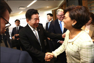 김진표 의장이 영 김 하원의원과 악수하고 있다.