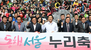 참석자들과 포즐르 취한 오세훈 서울시장