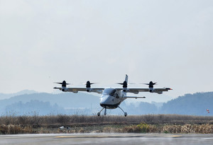 지난 3월 27일 오후 전라남도 고흥항공센터에서 인천공항공사가 UAM 교통관리 시스템을 통해 항공우주연구원이 국내 기술로 개발한 오파브(OPPAV) 기체가 비행하는 모습을 모니터링하고 있다
