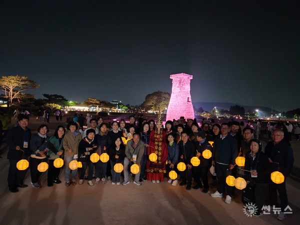 지난 13일 참가자들이 백등을 손에 들고 신라달빛기행 중 첨성대 앞에서 기념촬영을 하고 있다