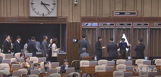 손준성. 이정섭 탄핵소추안을 투표하고 있는 국회의원들