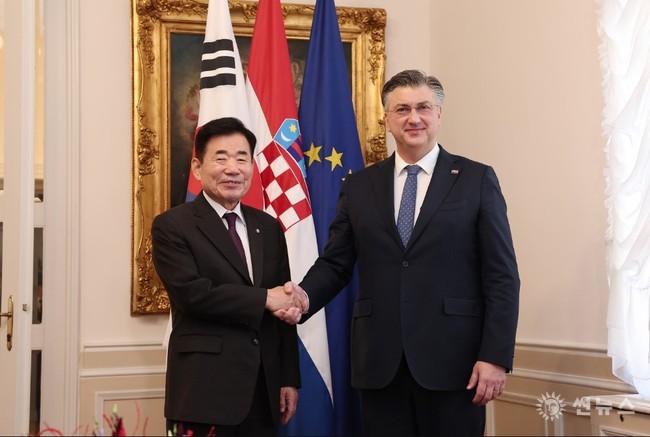 김진표 국회의장이 크로아티아 정부청사에서 안드레이 플렌코비치 총리를 만나 악수하고 있다